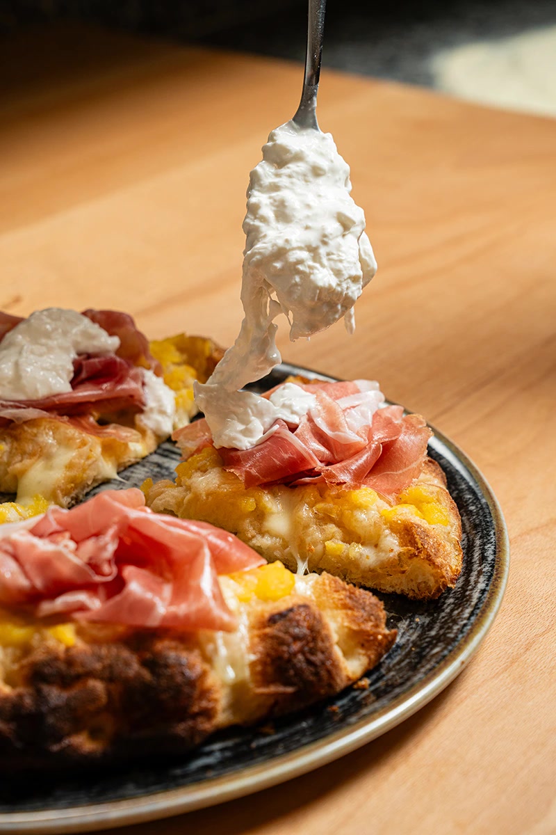 Pizza con bufala e pomodorini